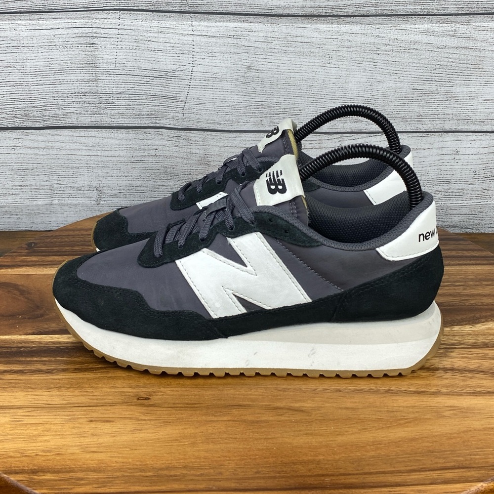 New Balance Women's Gray & Black Retro Runner Sneakers